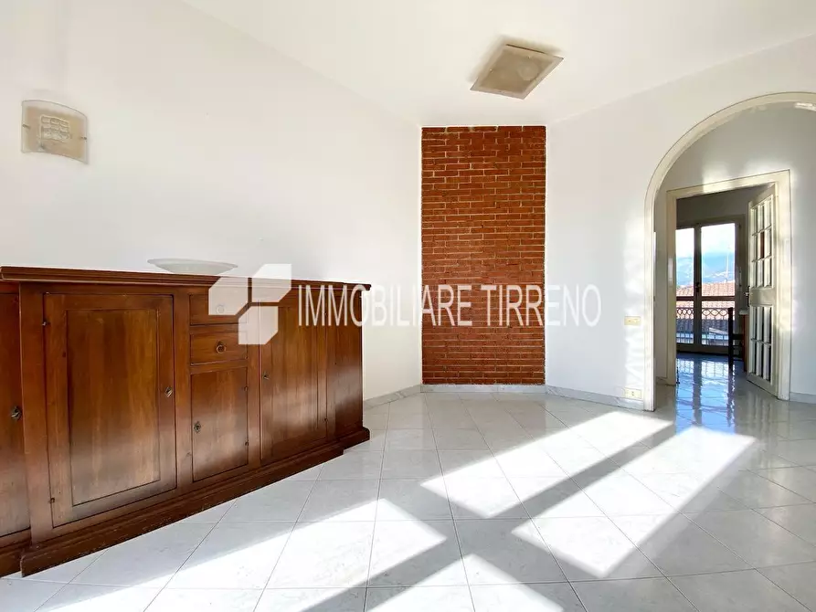 Immagine 2 di Appartamento in vendita  a Massa