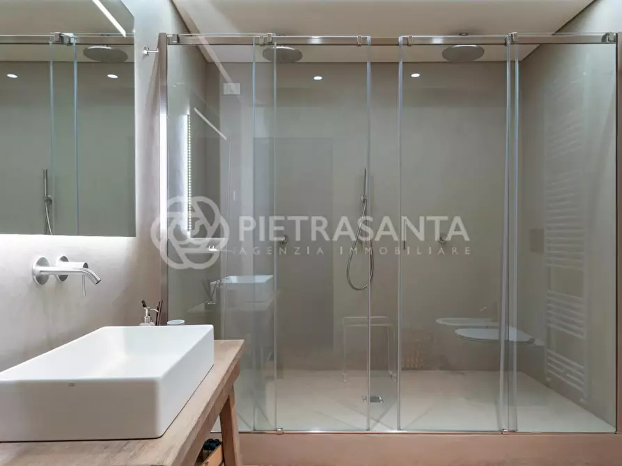 Immagine 15 di Casa colonica in vendita  a Camaiore