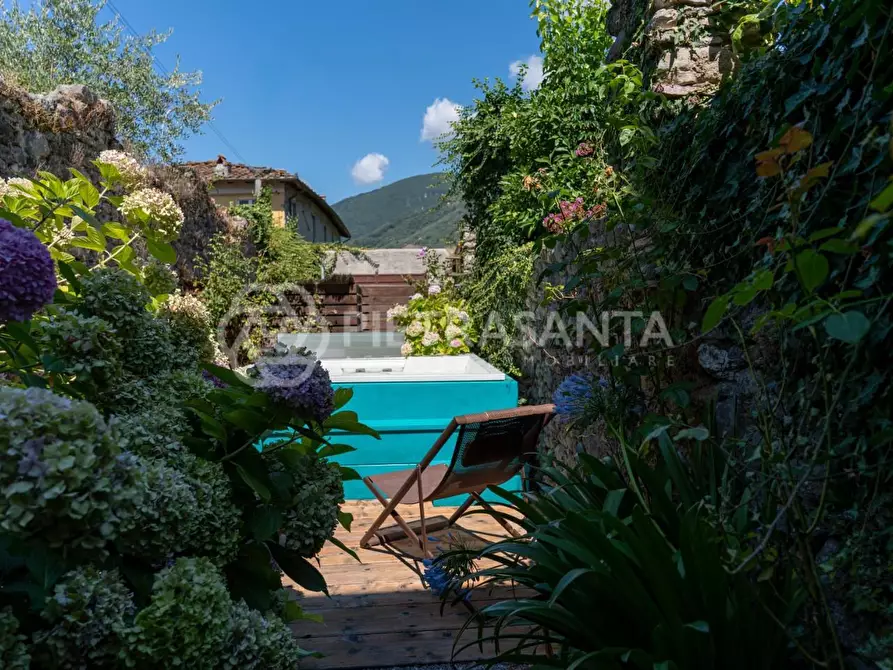 Immagine 11 di Casa colonica in vendita  a Camaiore