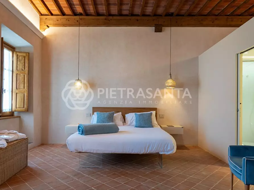 Immagine 24 di Casa colonica in vendita  a Camaiore