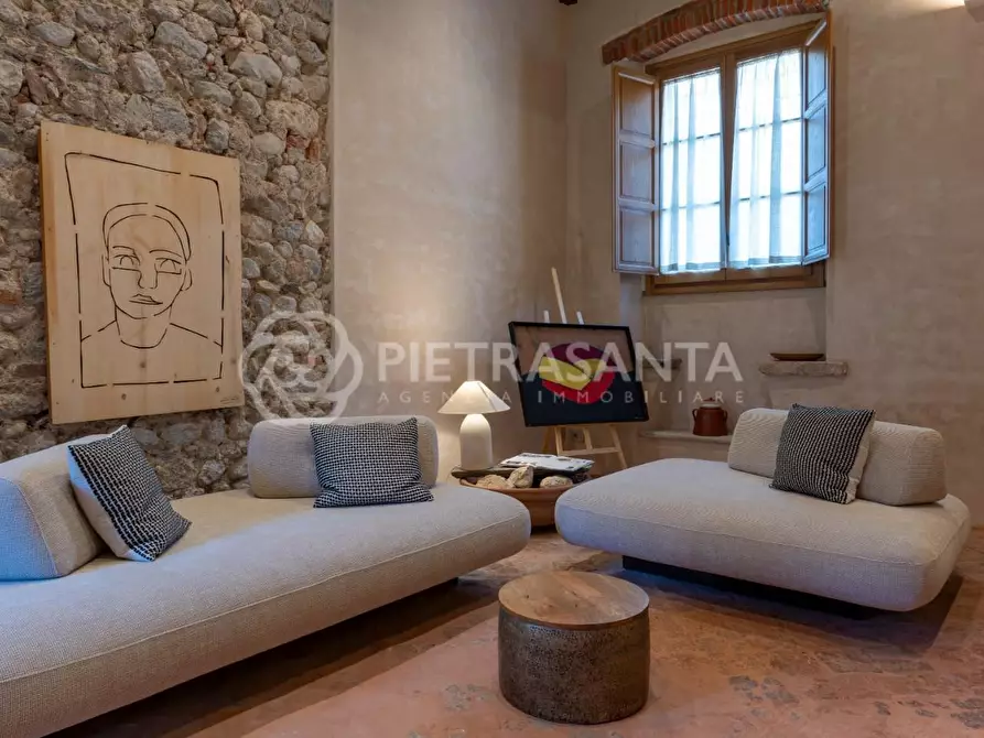 Immagine 12 di Casa colonica in vendita  a Camaiore