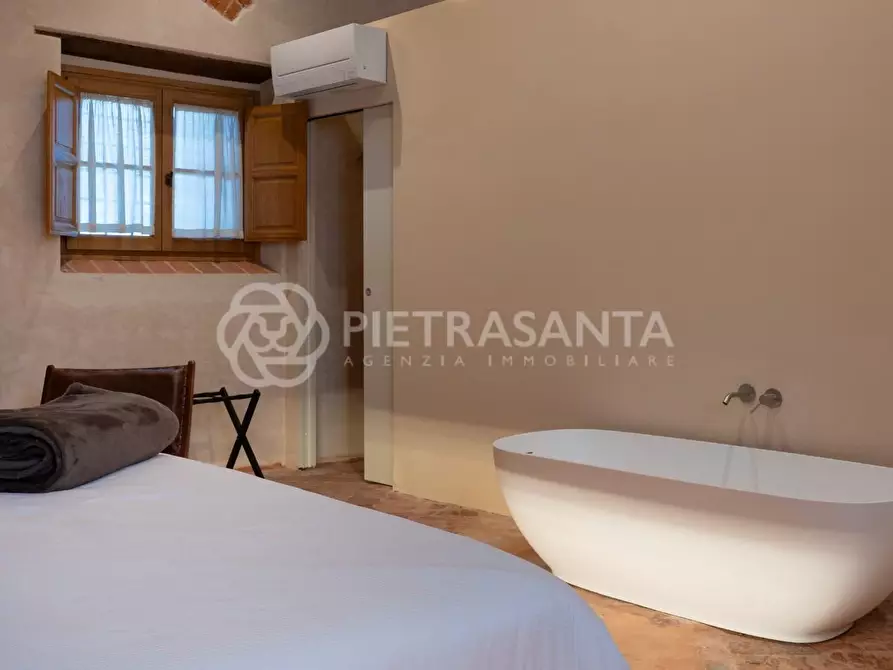 Immagine 19 di Casa colonica in vendita  a Camaiore