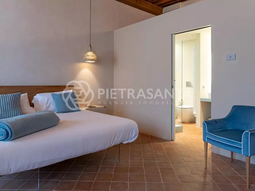 Immagine 25 di Casa colonica in vendita  a Camaiore