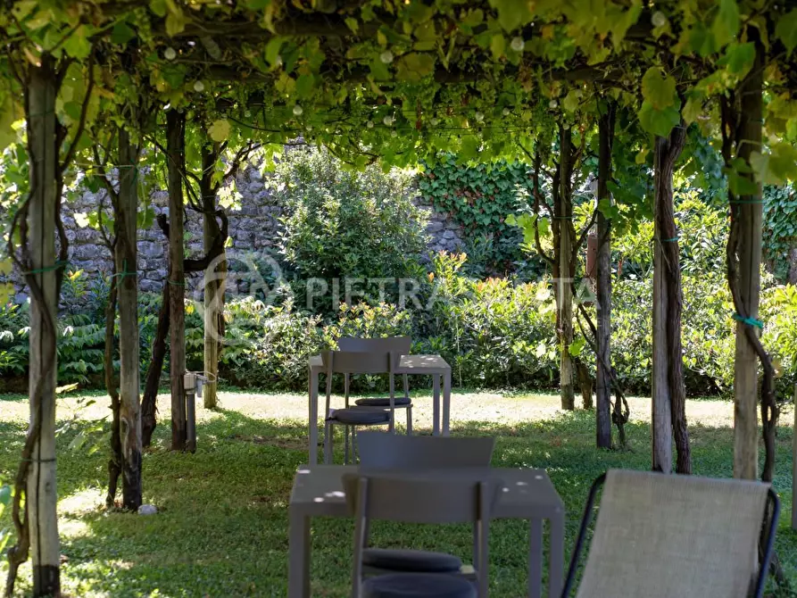 Immagine 2 di Casa colonica in vendita  a Camaiore