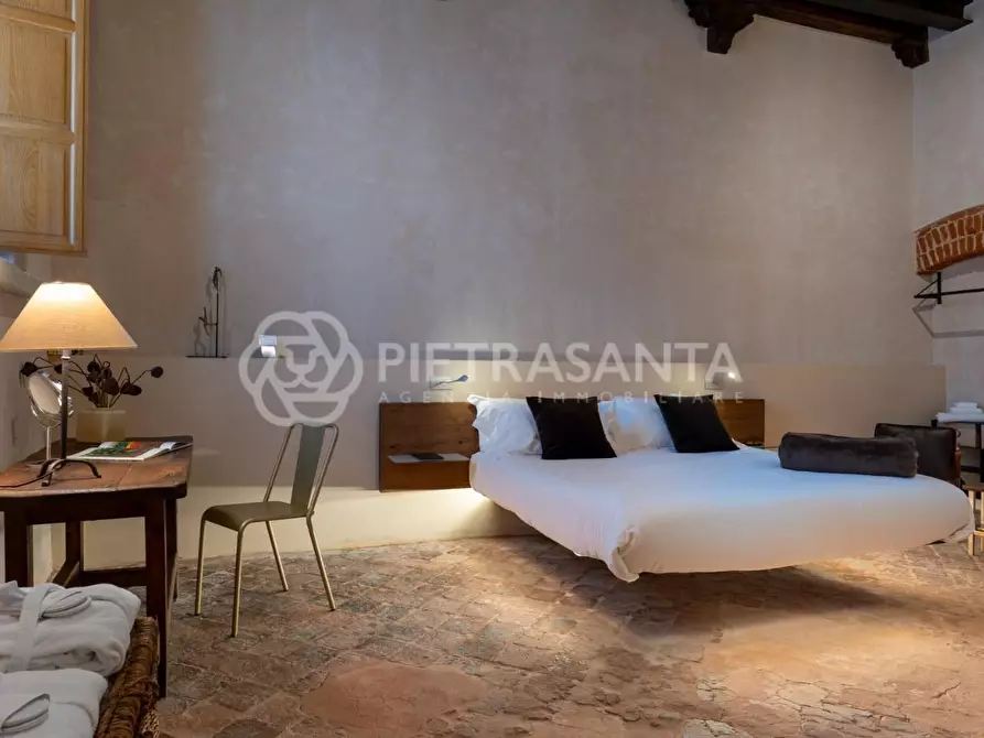 Immagine 17 di Casa colonica in vendita  a Camaiore