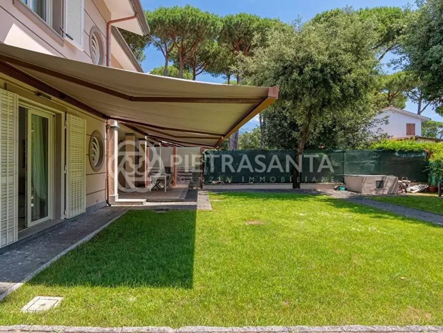 Immagine 97 di Villa in affitto  a Forte Dei Marmi