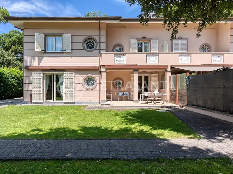 Immagine 90 di Villa in affitto  a Forte Dei Marmi