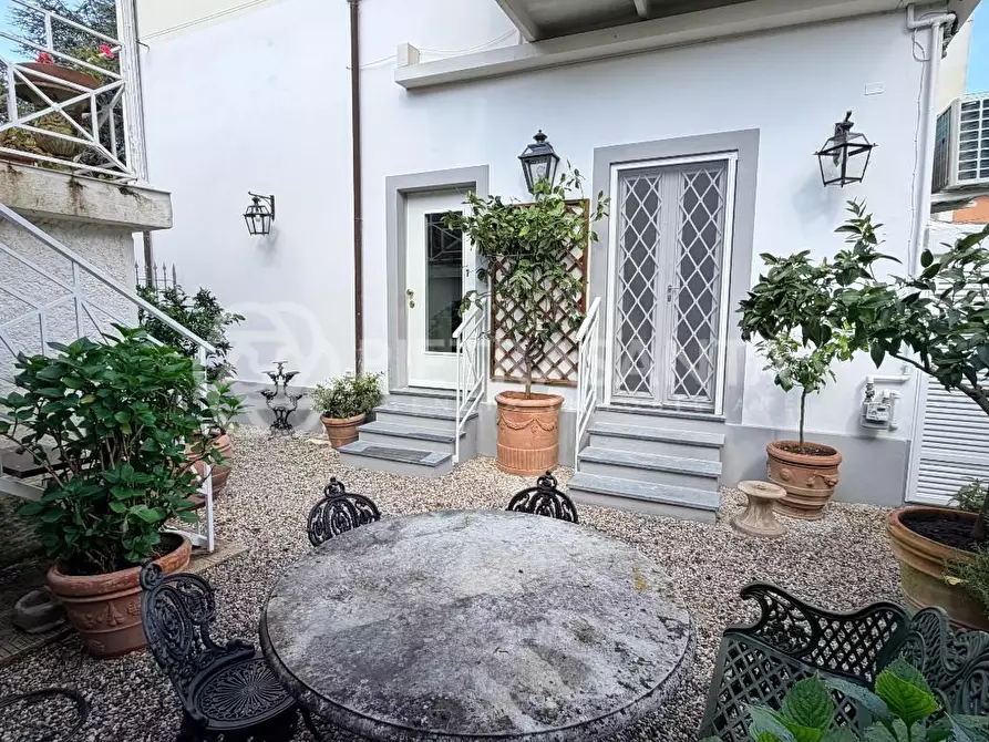 Immagine 6 di Appartamento in vendita  a Pietrasanta