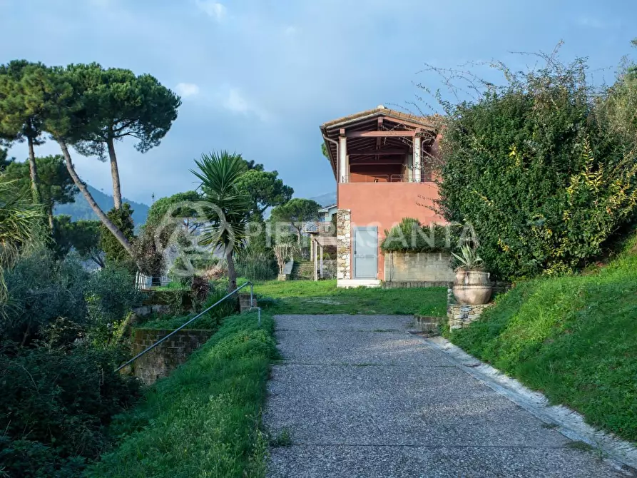 Immagine 37 di Villa in vendita  a Pietrasanta