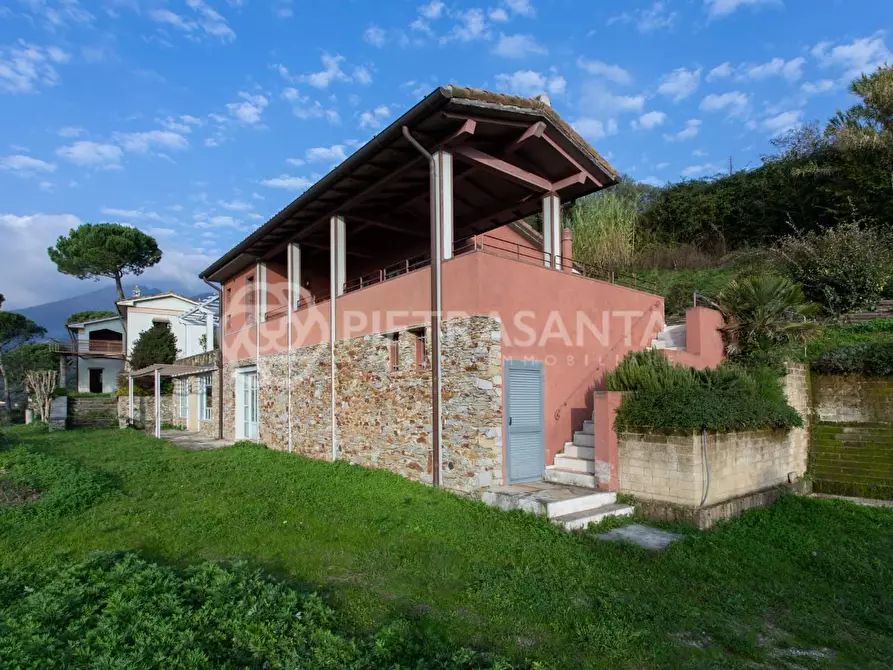 Immagine 2 di Villa in vendita  a Pietrasanta