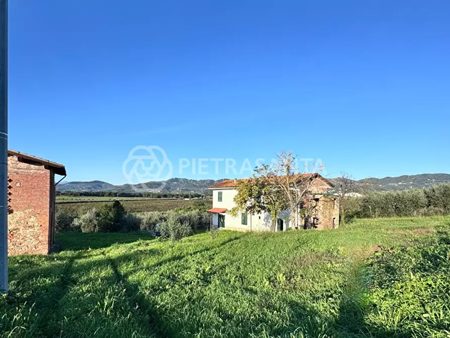 Immagine 1 di Casa colonica in vendita  a Lamporecchio