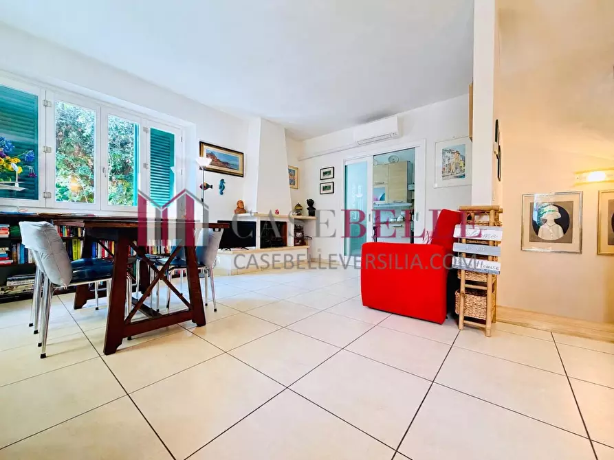 Immagine 1 di Casa trifamiliare in vendita  a Pietrasanta