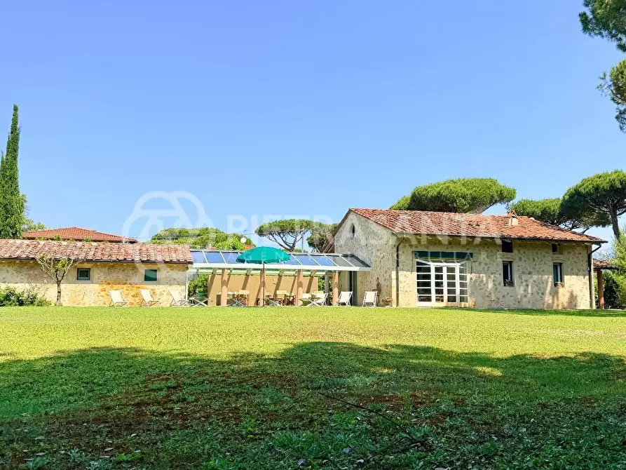Immagine 2 di Villa in affitto  a Pietrasanta