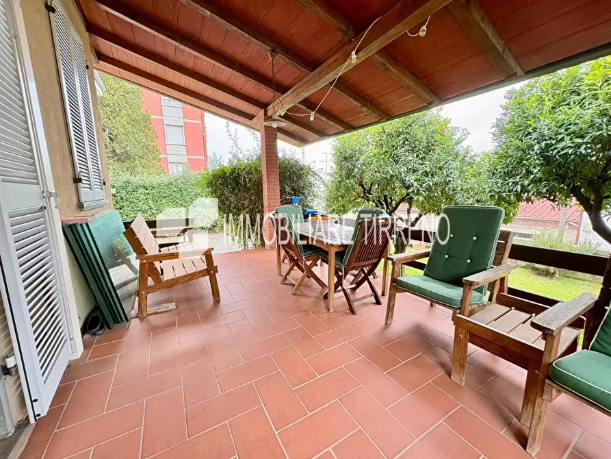 Immagine 4 di Villa in vendita  a Massa