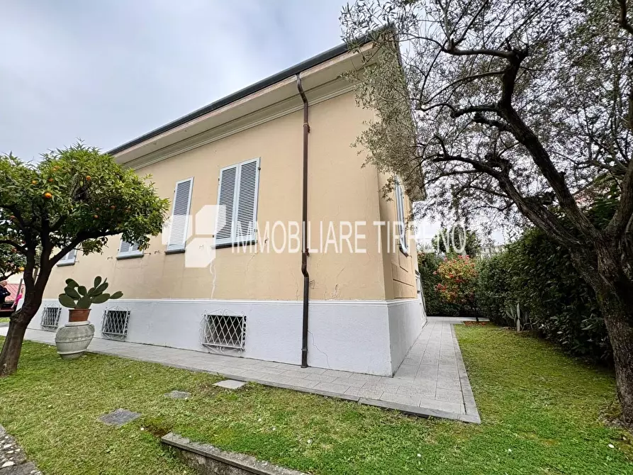 Immagine 1 di Villa in vendita  a Massa