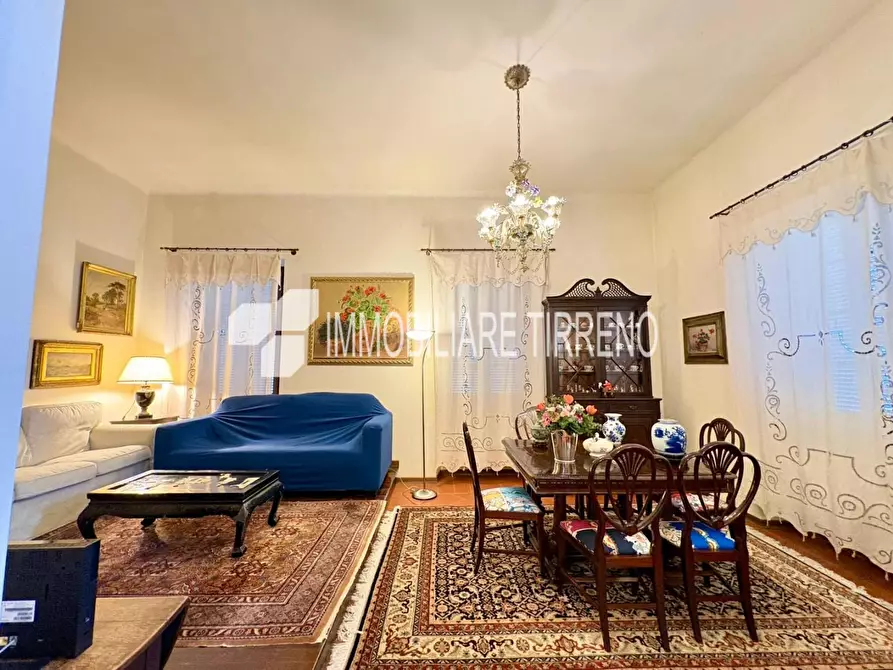 Immagine 6 di Villa in vendita  a Massa