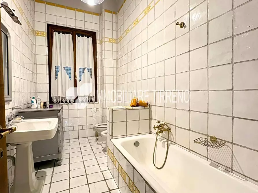 Immagine 18 di Villa in vendita  a Massa