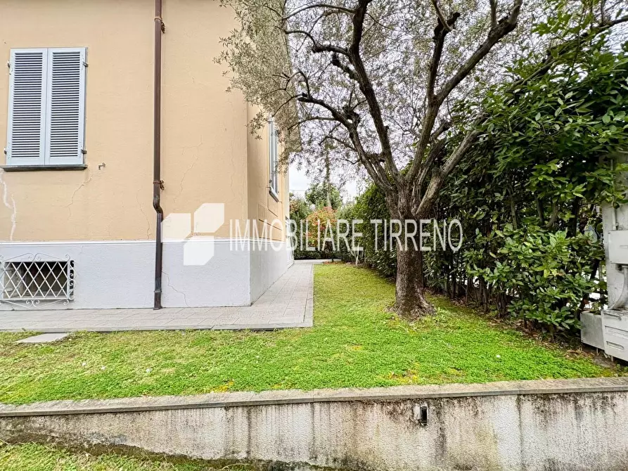 Immagine 26 di Villa in vendita  a Massa