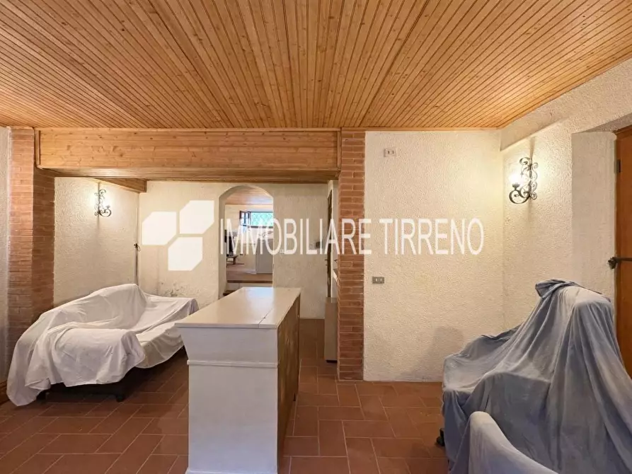 Immagine 21 di Villa in vendita  a Massa