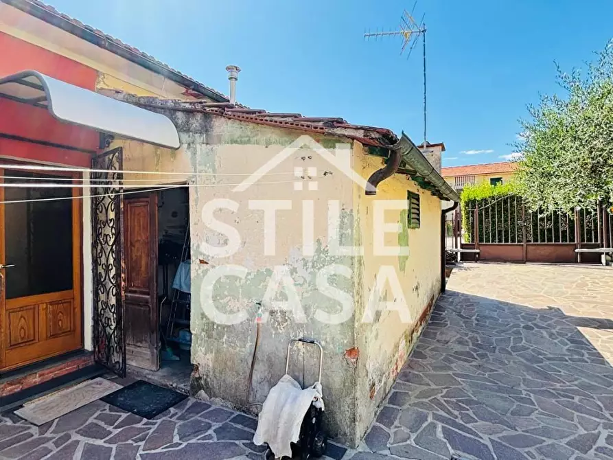 Immagine 48 di Villa in vendita  a Pescia
