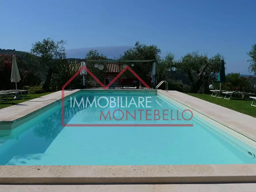 Immagine 9 di Casa colonica in vendita  a Massarosa