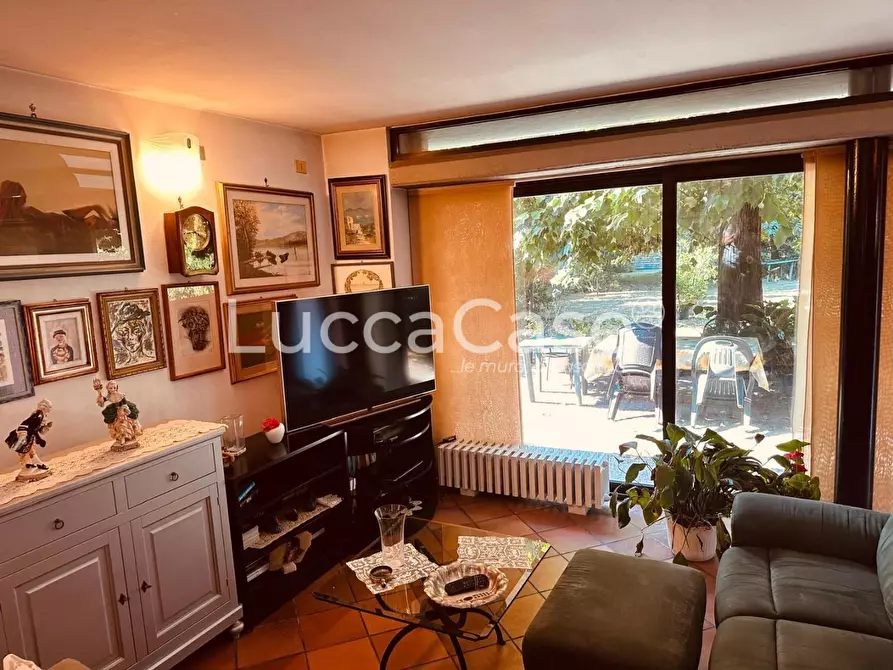 Immagine 1 di Villa in vendita  a Lucca