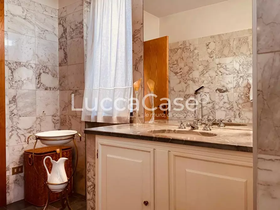 Immagine 49 di Villa in vendita  a Lucca
