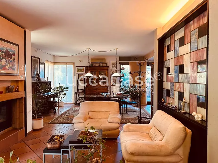 Immagine 9 di Villa in vendita  a Lucca