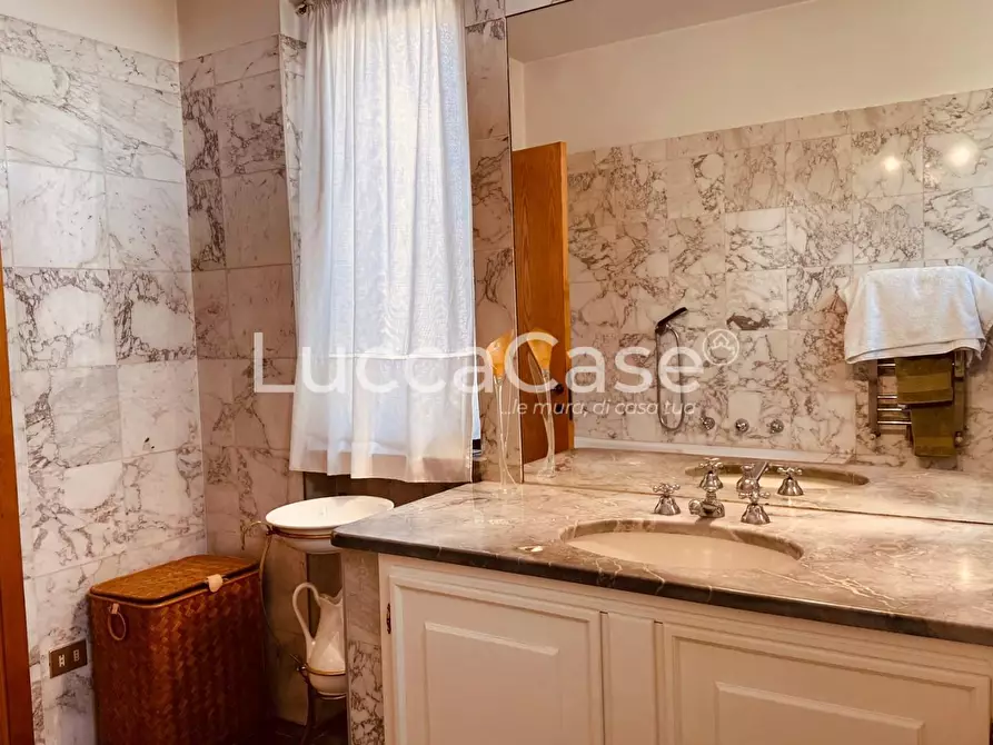 Immagine 51 di Villa in vendita  a Lucca