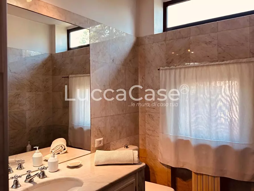 Immagine 46 di Villa in vendita  a Lucca