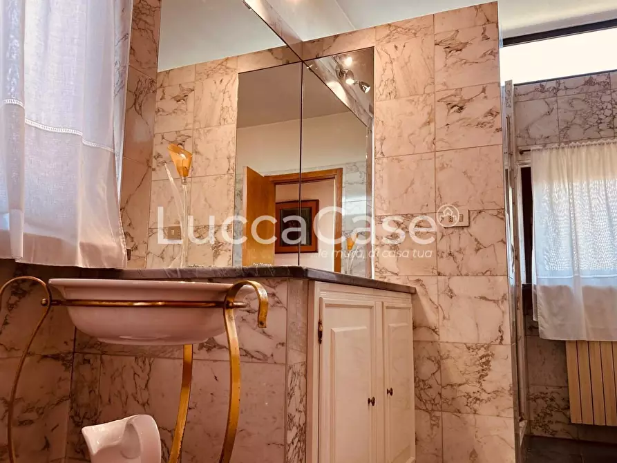 Immagine 50 di Villa in vendita  a Lucca