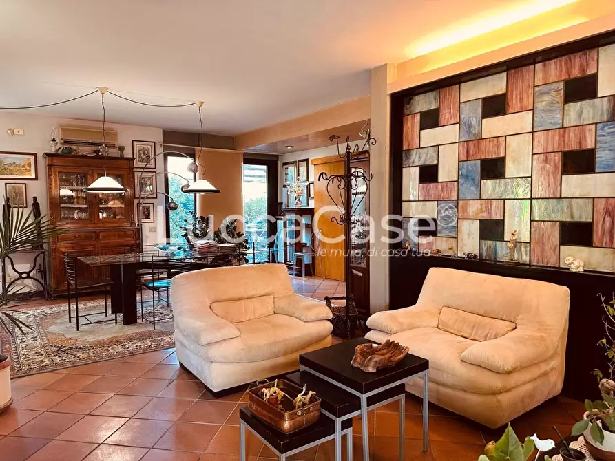 Immagine 4 di Villa in vendita  a Lucca