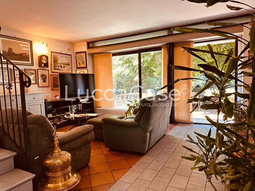 Immagine 3 di Villa in vendita  a Lucca