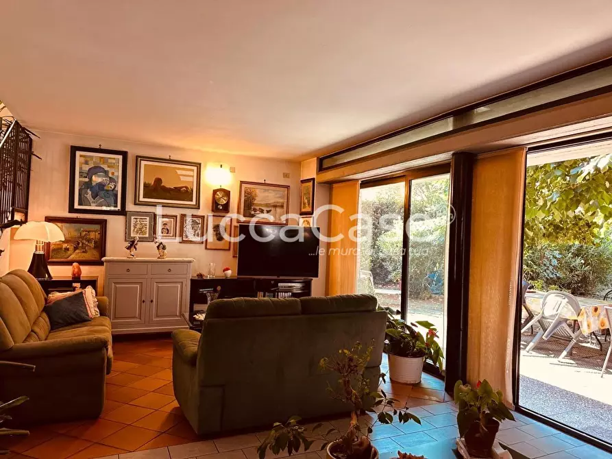 Immagine 13 di Villa in vendita  a Lucca