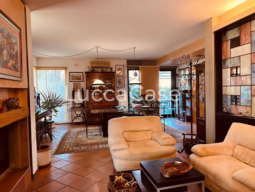 Immagine 5 di Villa in vendita  a Lucca