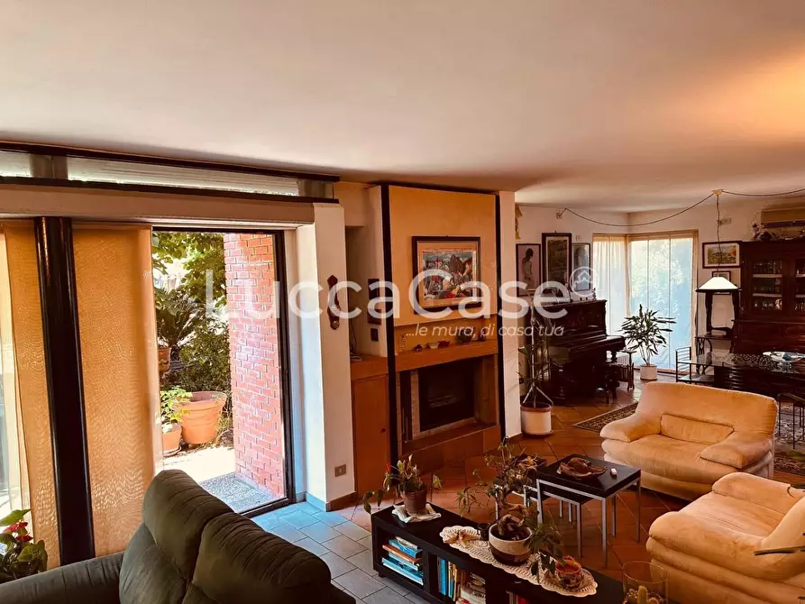 Immagine 2 di Villa in vendita  a Lucca