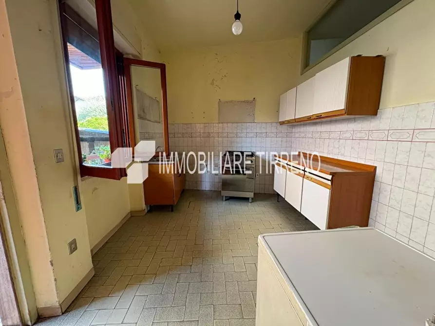 Immagine 21 di Villa in vendita  a Massa