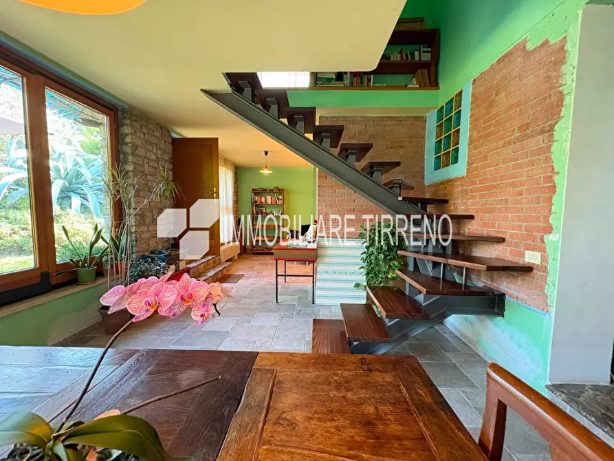 Immagine 10 di Villa in vendita  a Massa