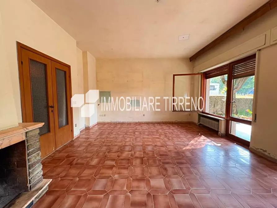 Immagine 19 di Villa in vendita  a Massa