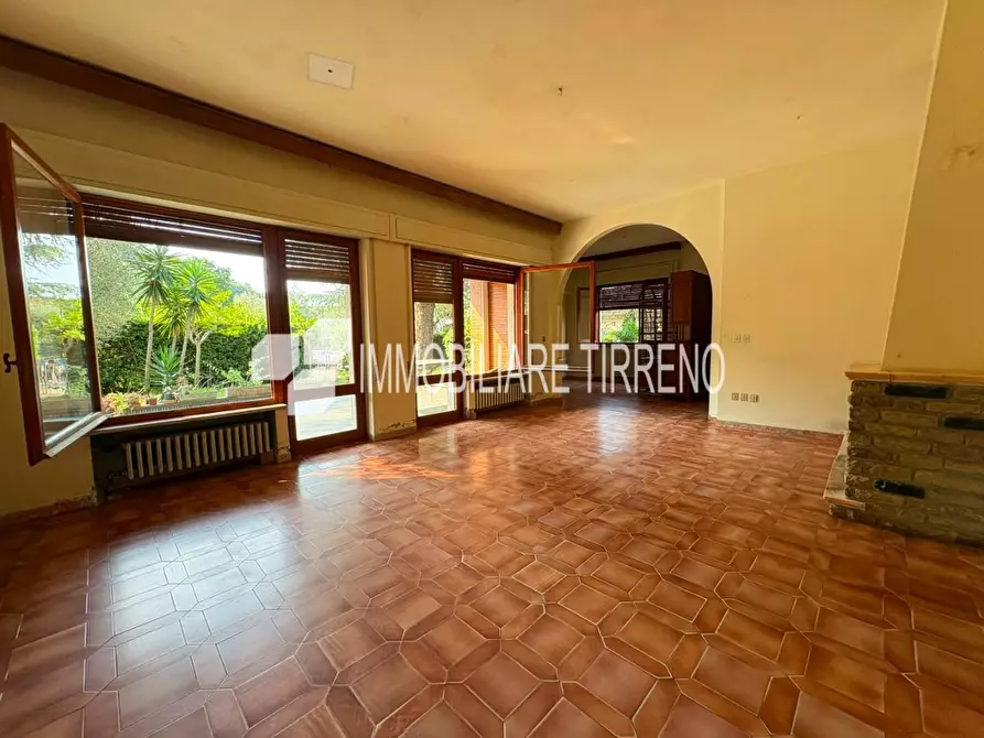 Immagine 16 di Villa in vendita  a Massa
