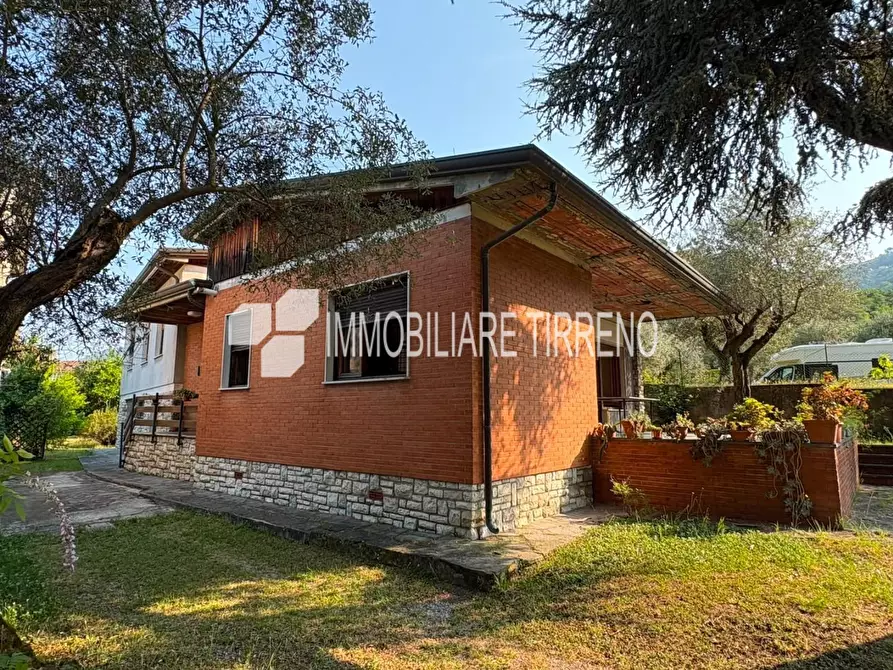 Immagine 1 di Villa in vendita  a Massa