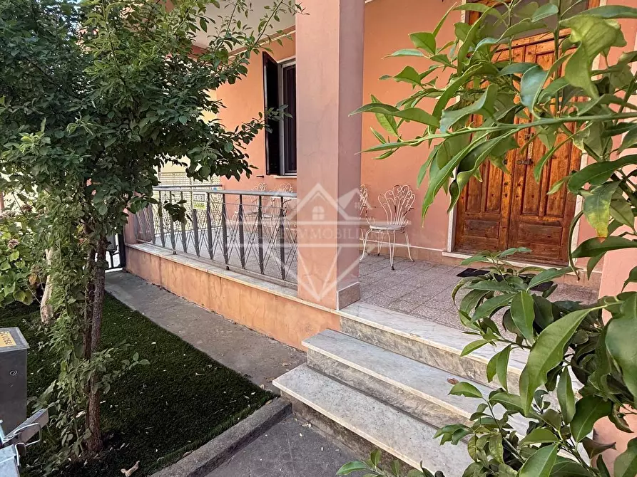 Immagine 1 di Porzione di casa in vendita  a Ameglia