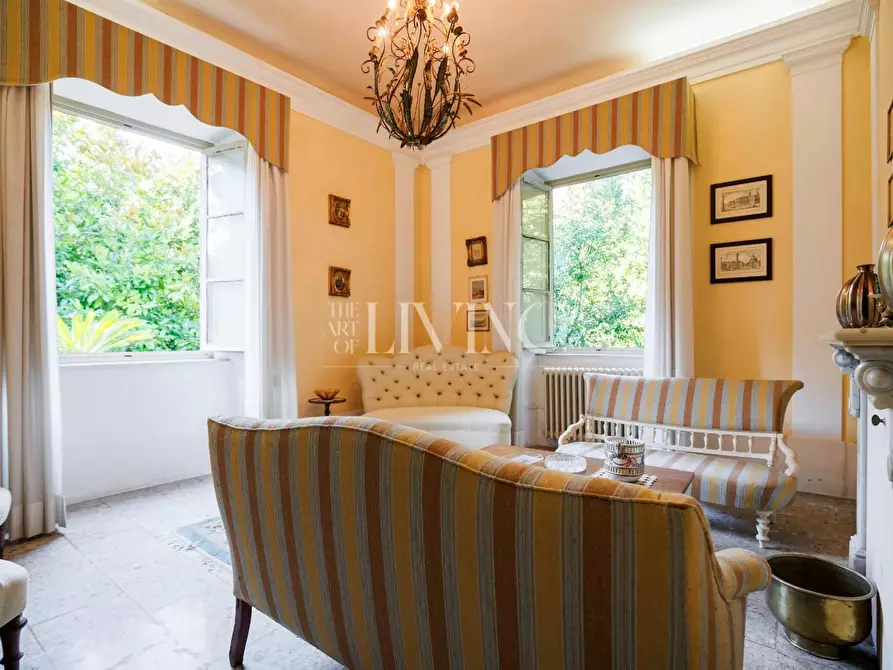 Immagine 1 di Villa in vendita  a Lucca
