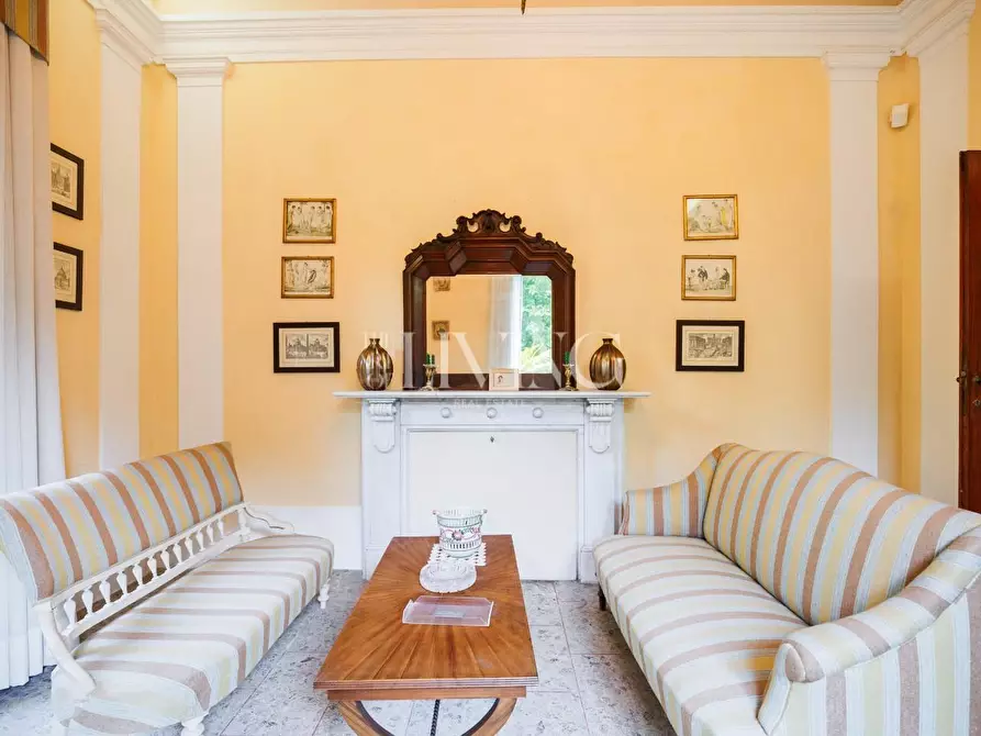 Immagine 3 di Villa in vendita  a Lucca