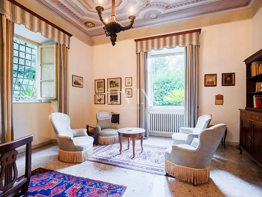 Immagine 4 di Villa in vendita  a Lucca
