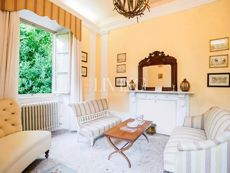 Immagine 2 di Villa in vendita  a Lucca