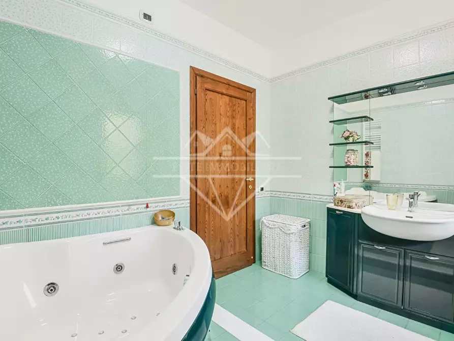 Immagine 9 di Villa in vendita  a Carrara