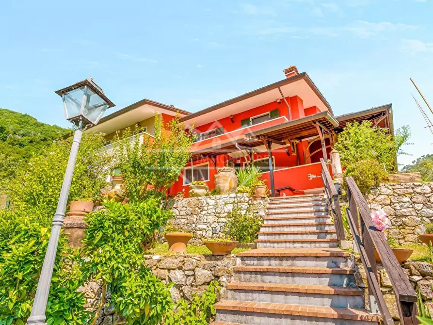 Immagine 23 di Villa in vendita  a Carrara