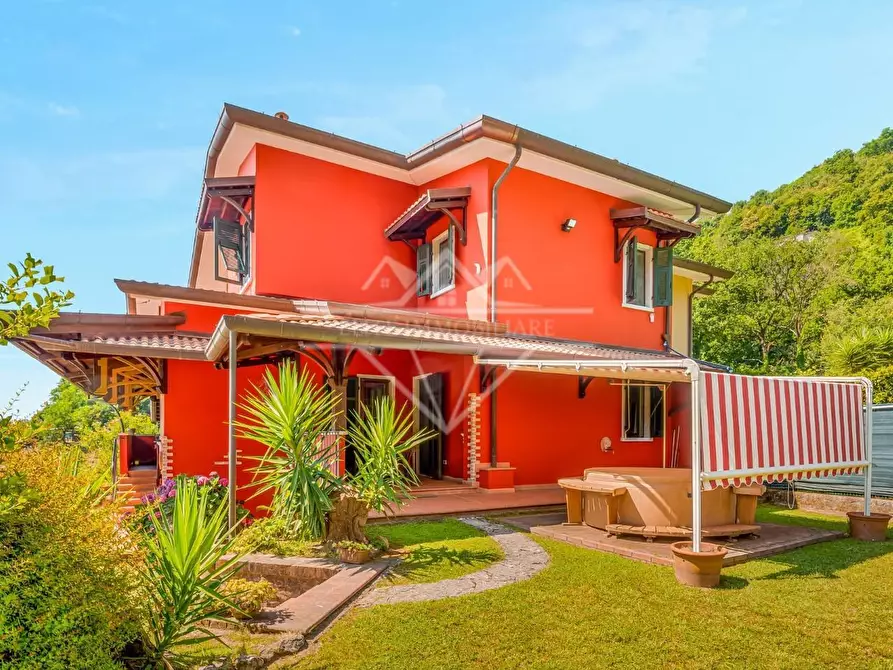 Immagine 2 di Villa in vendita  a Carrara