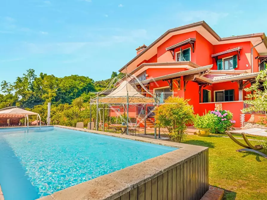 Immagine 1 di Villa in vendita  a Carrara